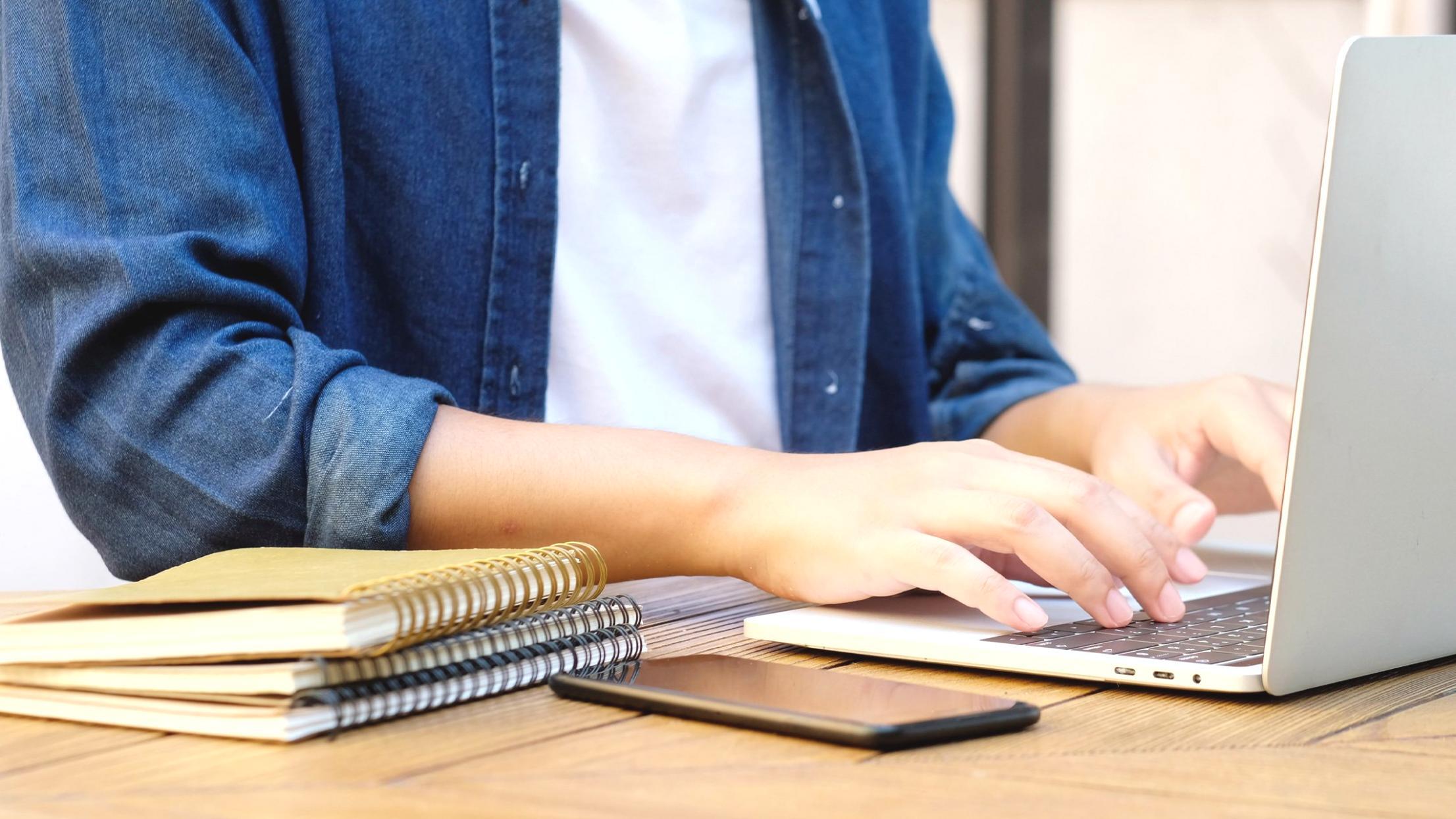 Tableau de bord d'analyse SEO avec métriques de performance